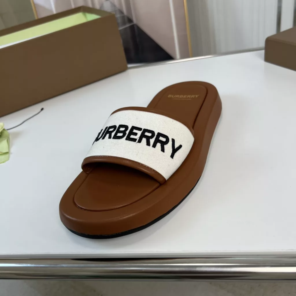 Burberry🔥 Burberry. Official website 1:1 couples explosive hot 👩‍❤️‍👨 TB LOGO exclusive label pattern, classic hemp woven shoes, made of flexible sheepskin, TB decorated with exclusive logo pattern.<br>Upper: 100% original fabric<br>Lining: 100% sheepskin<br>Sole: 100% rubber / PU<br>SIZE : 35-46 (45.46 non-refundable)