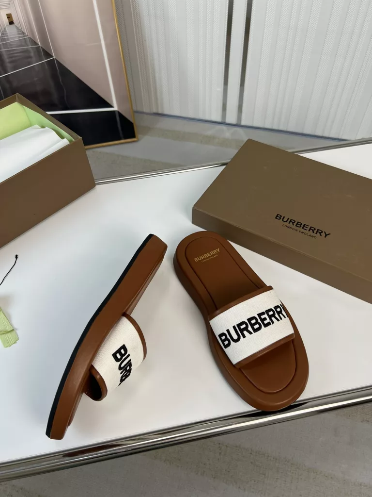 Burberry🔥 Burberry. Official website 1:1 couples explosive hot 👩‍❤️‍👨 TB LOGO exclusive label pattern, classic hemp woven shoes, made of flexible sheepskin, TB decorated with exclusive logo pattern.<br>Upper: 100% original fabric<br>Lining: 100% sheepskin<br>Sole: 100% rubber / PU<br>SIZE : 35-46 (45.46 non-refundable)