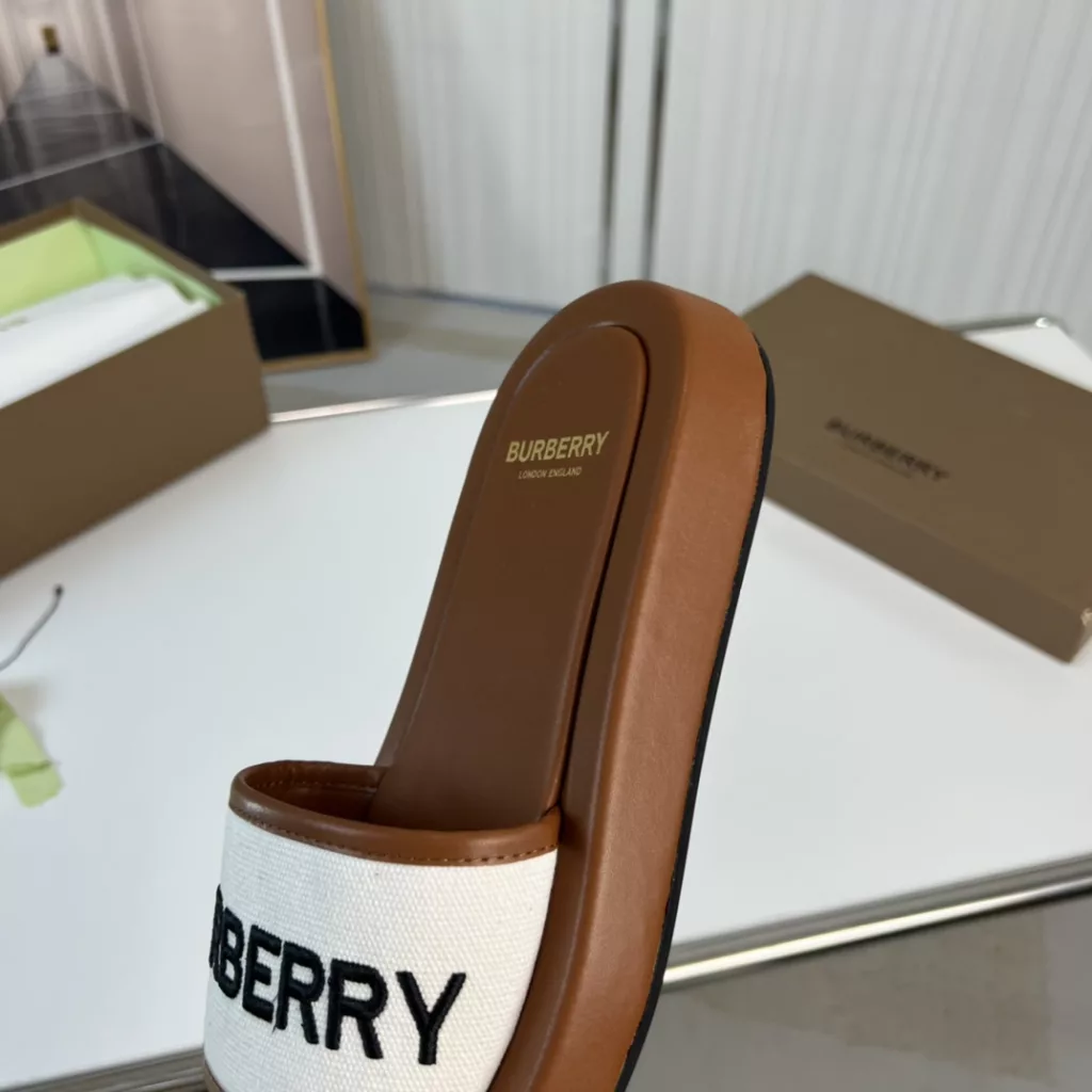 Burberry🔥 Burberry. Official website 1:1 couples explosive hot 👩‍❤️‍👨 TB LOGO exclusive label pattern, classic hemp woven shoes, made of flexible sheepskin, TB decorated with exclusive logo pattern.<br>Upper: 100% original fabric<br>Lining: 100% sheepskin<br>Sole: 100% rubber / PU<br>SIZE : 35-46 (45.46 non-refundable)