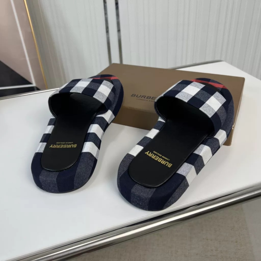 Burberry🔥 Burberry. Official website 1:1 couples explosive hot 👩‍❤️‍👨 TB LOGO exclusive label pattern, classic hemp woven shoes, made of flexible sheepskin, TB decorated with exclusive logo pattern.<br>Upper: 100% original fabric<br>Lining: 100% sheepskin<br>Sole: 100% rubber / PU<br>SIZE : 35-46 (45.46 non-refundable)