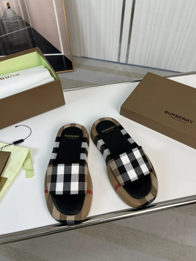 Burberry🔥 Burberry. Official website 1:1 couples explosive hot 👩‍❤️‍👨 TB LOGO exclusive label pattern, classic hemp woven shoes, made of flexible sheepskin, TB decorated with exclusive logo pattern.<br>Upper: 100% original fabric<br>Lining: 100% sheepskin<br>Sole: 100% rubber / PU<br>SIZE : 35-46 (45.46 non-refundable)