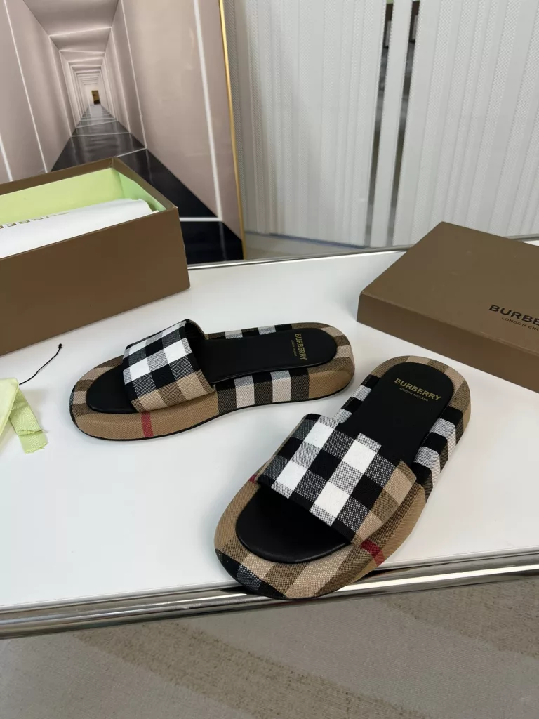 Burberry🔥 Burberry. Official website 1:1 couples explosive hot 👩‍❤️‍👨 TB LOGO exclusive label pattern, classic hemp woven shoes, made of flexible sheepskin, TB decorated with exclusive logo pattern.<br>Upper: 100% original fabric<br>Lining: 100% sheepskin<br>Sole: 100% rubber / PU<br>SIZE : 35-46 (45.46 non-refundable)