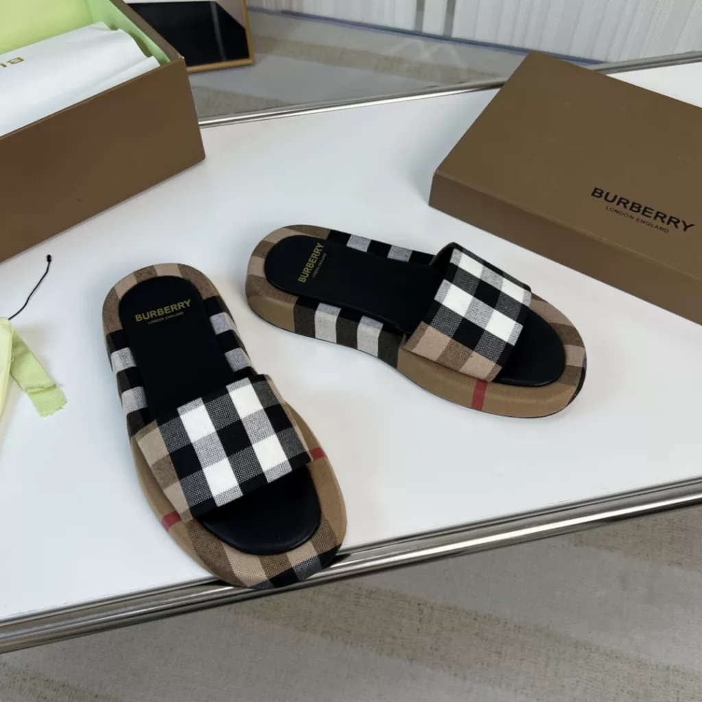 Burberry🔥 Burberry. Official website 1:1 couples explosive hot 👩‍❤️‍👨 TB LOGO exclusive label pattern, classic hemp woven shoes, made of flexible sheepskin, TB decorated with exclusive logo pattern.<br>Upper: 100% original fabric<br>Lining: 100% sheepskin<br>Sole: 100% rubber / PU<br>SIZE : 35-46 (45.46 non-refundable)