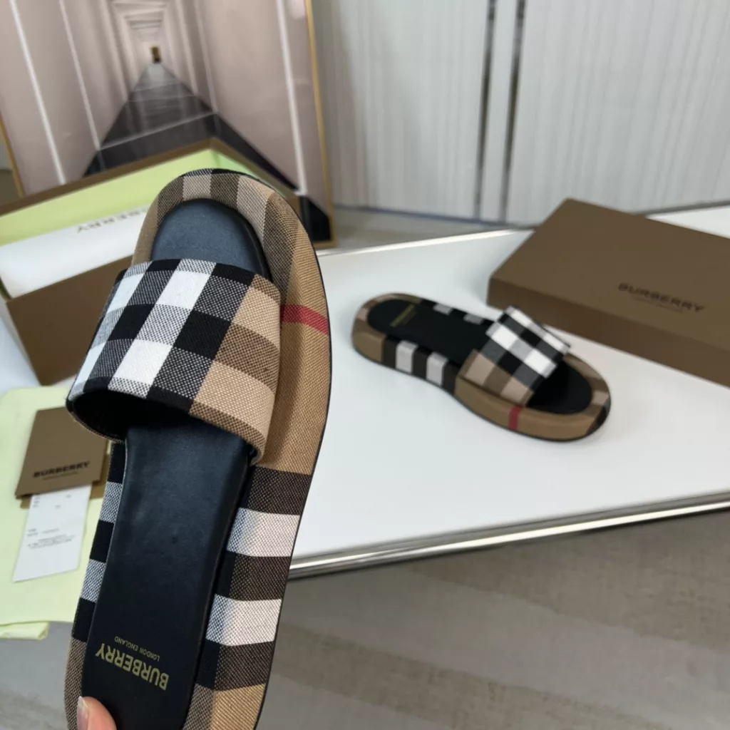 Burberry🔥 Burberry. Official website 1:1 couples explosive hot 👩‍❤️‍👨 TB LOGO exclusive label pattern, classic hemp woven shoes, made of flexible sheepskin, TB decorated with exclusive logo pattern.<br>Upper: 100% original fabric<br>Lining: 100% sheepskin<br>Sole: 100% rubber / PU<br>SIZE : 35-46 (45.46 non-refundable)