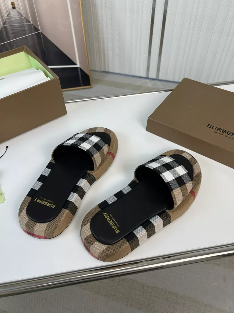 Burberry🔥 Burberry. Official website 1:1 couples explosive hot 👩‍❤️‍👨 TB LOGO exclusive label pattern, classic hemp woven shoes, made of flexible sheepskin, TB decorated with exclusive logo pattern.<br>Upper: 100% original fabric<br>Lining: 100% sheepskin<br>Sole: 100% rubber / PU<br>SIZE : 35-46 (45.46 non-refundable)