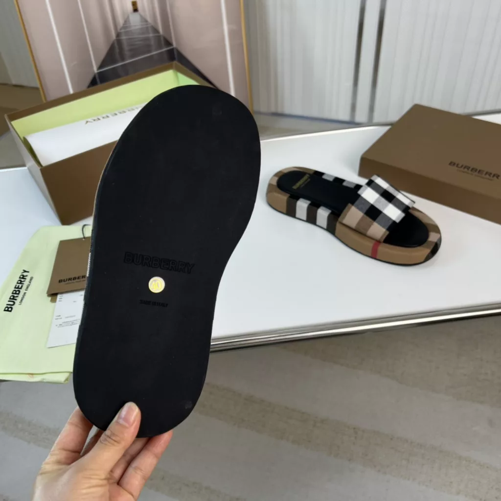 Burberry🔥 Burberry. Official website 1:1 couples explosive hot 👩‍❤️‍👨 TB LOGO exclusive label pattern, classic hemp woven shoes, made of flexible sheepskin, TB decorated with exclusive logo pattern.<br>Upper: 100% original fabric<br>Lining: 100% sheepskin<br>Sole: 100% rubber / PU<br>SIZE : 35-46 (45.46 non-refundable)