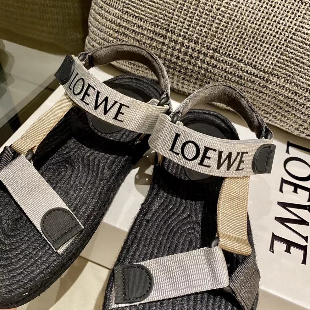 High version LOEWE new fall a new sandal, exclusive open model<br>This year's new product is really too awesome! Let me fall in love with a sandal at a glance, on the foot really super unbeatable comfortable, super secure ~ professional team development<br>The only high-end quality on the market to the version every detail is not spared, all the layout is strictly in accordance with the genuine material all custom, set last practice cushion foot plus leather, outsole original outsole, female code 34-40, male code 38-45