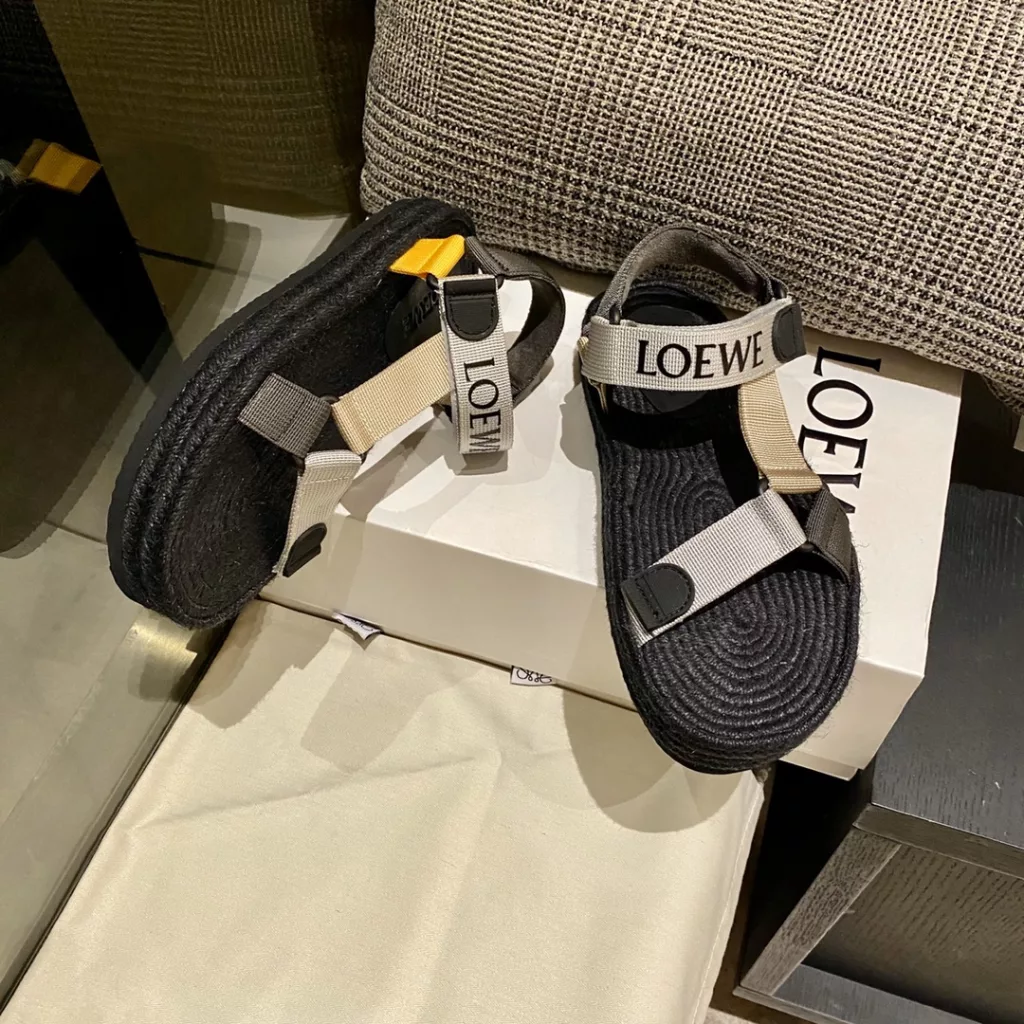 High version LOEWE new fall a new sandal, exclusive open model<br>This year's new product is really too awesome! Let me fall in love with a sandal at a glance, on the foot really super unbeatable comfortable, super secure ~ professional team development<br>The only high-end quality on the market to the version every detail is not spared, all the layout is strictly in accordance with the genuine material all custom, set last practice cushion foot plus leather, outsole original outsole, female code 34-40, male code 38-45