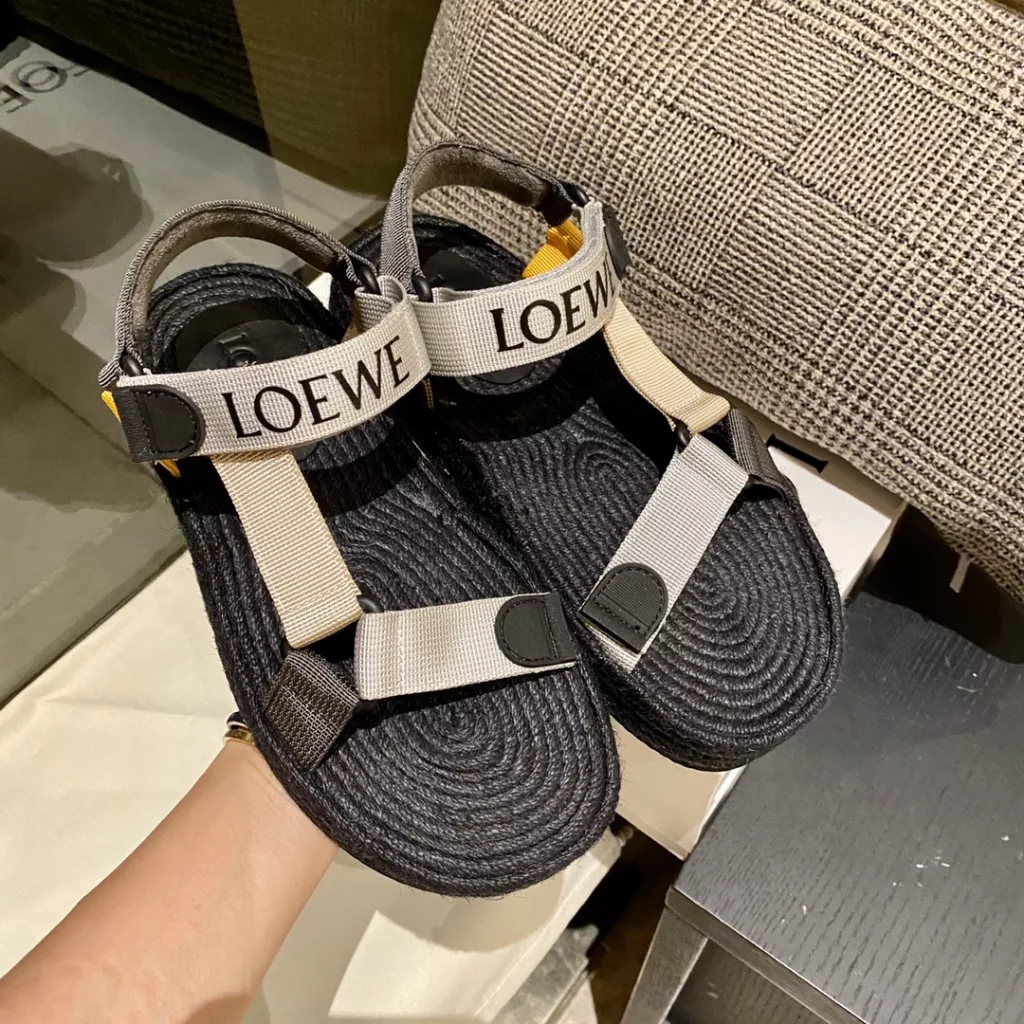 High version LOEWE new fall a new sandal, exclusive open model<br>This year's new product is really too awesome! Let me fall in love with a sandal at a glance, on the foot really super unbeatable comfortable, super secure ~ professional team development<br>The only high-end quality on the market to the version every detail is not spared, all the layout is strictly in accordance with the genuine material all custom, set last practice cushion foot plus leather, outsole original outsole, female code 34-40, male code 38-45