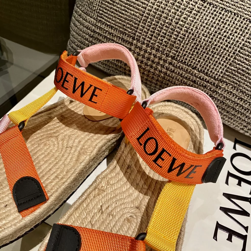 High version LOEWE new fall a new sandal, exclusive open model<br>This year's new product is really too awesome! Let me fall in love with a sandal at a glance, on the foot really super unbeatable comfortable, super secure ~ professional team development<br>The only high-end quality on the market to the version every detail is not spared, all the layout is strictly in accordance with the genuine material all custom, set last practice cushion foot plus leather, outsole original outsole, female code 34-40, male code 38-45