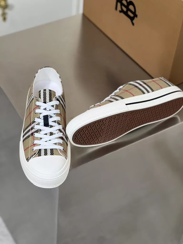 New--Burberry high end men's sports-casual shoes!<br>The original imported special fabric with the brand full body logo eye-catching and bright ➕ Imported cowhide cushioned foot Original rubber sole! Comfortable and versatile.<br>Size: 39 40 41 42 43 44 (38.45 custom)