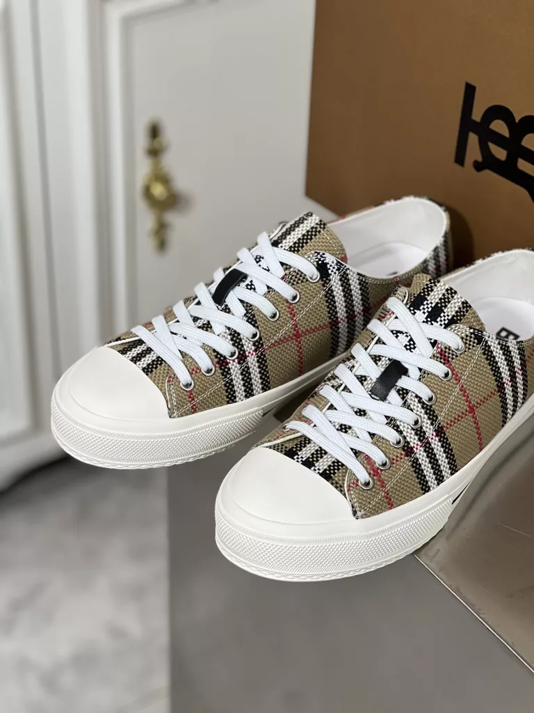 New--Burberry high end men's sports-casual shoes!<br>The original imported special fabric with the brand full body logo eye-catching and bright ➕ Imported cowhide cushioned foot Original rubber sole! Comfortable and versatile.<br>Size: 39 40 41 42 43 44 (38.45 custom)