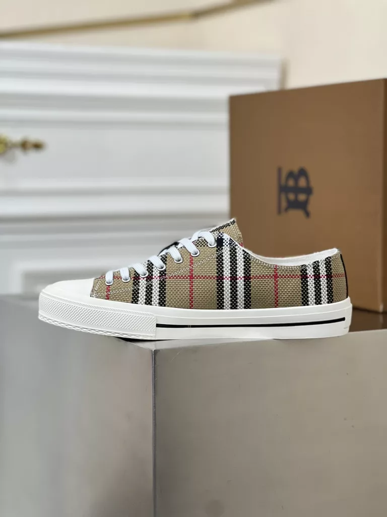 New--Burberry high end men's sports-casual shoes!<br>The original imported special fabric with the brand full body logo eye-catching and bright ➕ Imported cowhide cushioned foot Original rubber sole! Comfortable and versatile.<br>Size: 39 40 41 42 43 44 (38.45 custom)