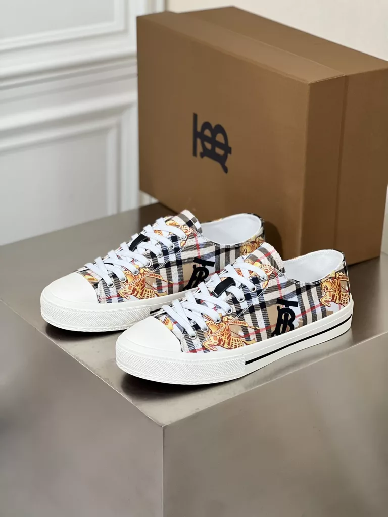 New--Burberry high end men's sports-casual shoes!<br>The original imported special fabric with the brand full body logo eye-catching and bright ➕ Imported cowhide cushioned foot Original rubber sole! Comfortable and versatile.<br>Size: 39 40 41 42 43 44 (38.45 custom)