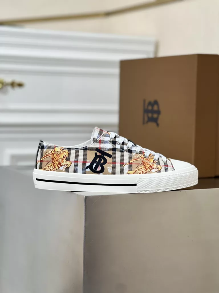 New--Burberry high end men's sports-casual shoes!<br>The original imported special fabric with the brand full body logo eye-catching and bright ➕ Imported cowhide cushioned foot Original rubber sole! Comfortable and versatile.<br>Size: 39 40 41 42 43 44 (38.45 custom)