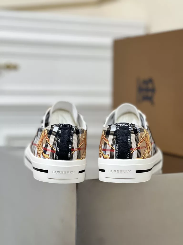 New--Burberry high end men's sports-casual shoes!<br>The original imported special fabric with the brand full body logo eye-catching and bright ➕ Imported cowhide cushioned foot Original rubber sole! Comfortable and versatile.<br>Size: 39 40 41 42 43 44 (38.45 custom)