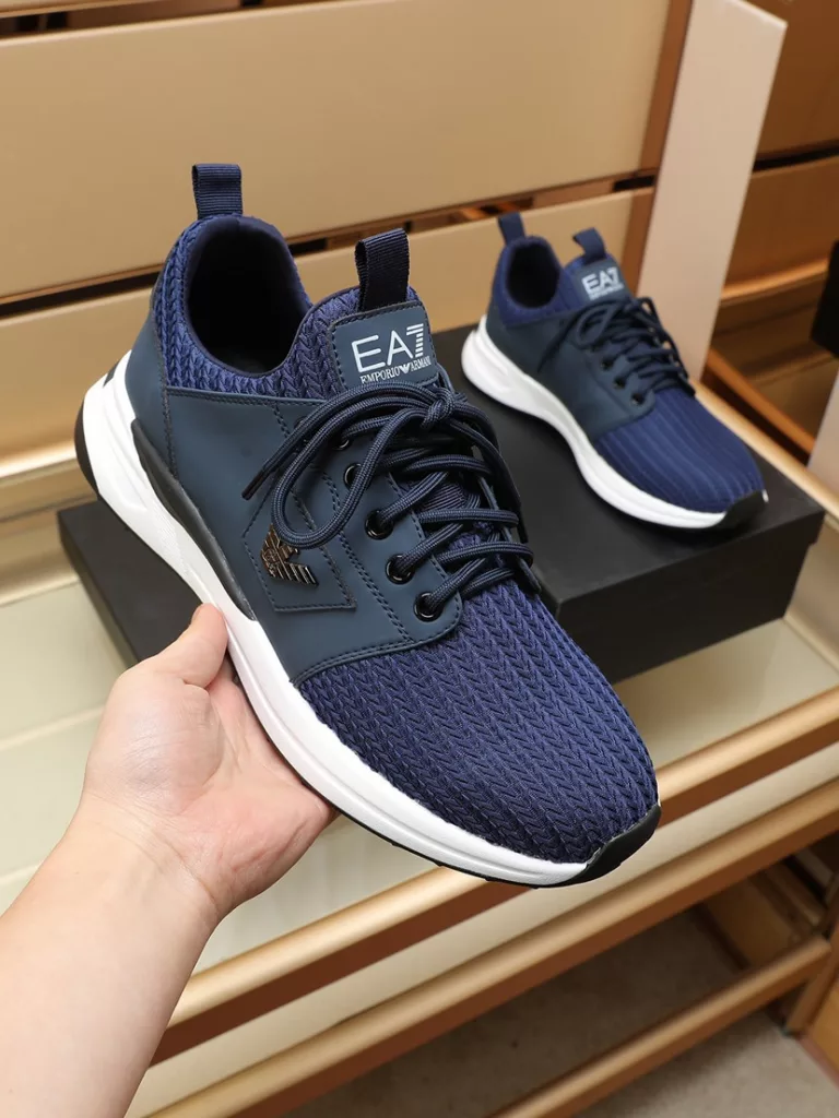 [Armani] new men's fashion casual shoes 🇨🇳 original single quality 💯 exquisite and elaborate details, using Italian imported breathable cloth ➕ luxury sheepskin cushion foot 🌶 🌶 rubber wear-resistant non-slip outsole, comfortable to wear 🎋 craft exquisite Fine workmanship, worth having 🍉Color: two colors available Yardage: 38-44