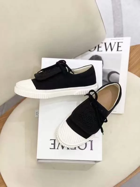 LOEWE 2021 early spring new embroidered canvas shoes cookie shoes, purchase the perfect development of this shoe design foreign fashion sense<br>Super cute fashionable ladies must-have item<br>Black, white, yellow, green<br>Upper: imported high-density canvas<br>Lining: cloth ➕ cowhide cushioned feet<br>Outsole: rubber outsole<br>Size: 35-40