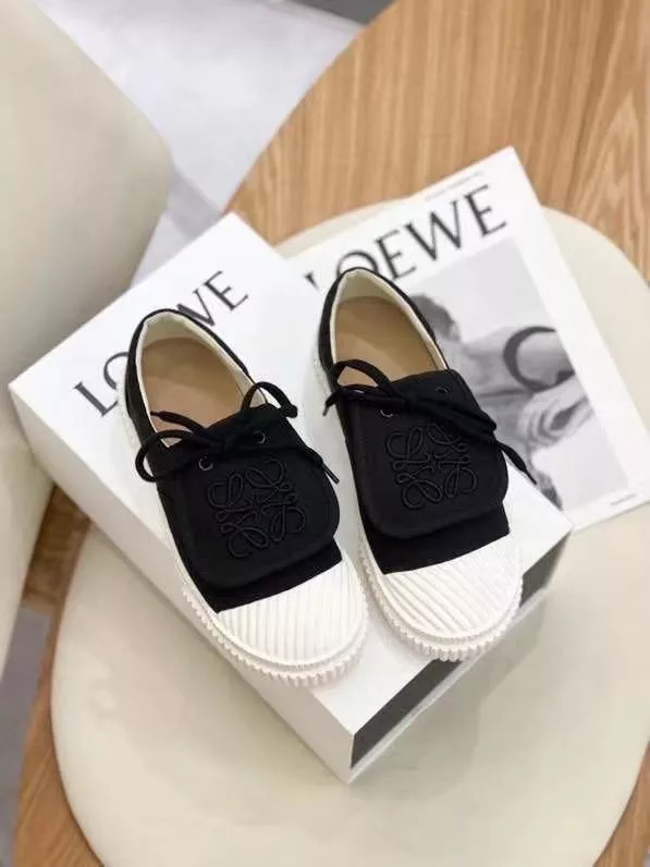 LOEWE 2021 early spring new embroidered canvas shoes cookie shoes, purchase the perfect development of this shoe design foreign fashion sense<br>Super cute fashionable ladies must-have item<br>Black, white, yellow, green<br>Upper: imported high-density canvas<br>Lining: cloth ➕ cowhide cushioned feet<br>Outsole: rubber outsole<br>Size: 35-40