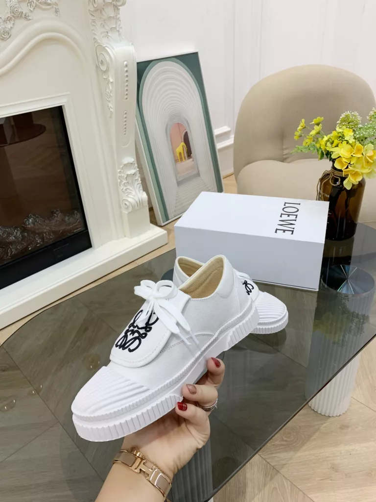 LOEWE 2021 early spring new embroidered canvas shoes cookie shoes, purchase the perfect development of this shoe design foreign fashion sense<br>Super cute fashionable ladies must-have item<br>Black, white, yellow, green<br>Upper: imported high-density canvas<br>Lining: cloth ➕ cowhide cushioned feet<br>Outsole: rubber outsole<br>Size: 35-40