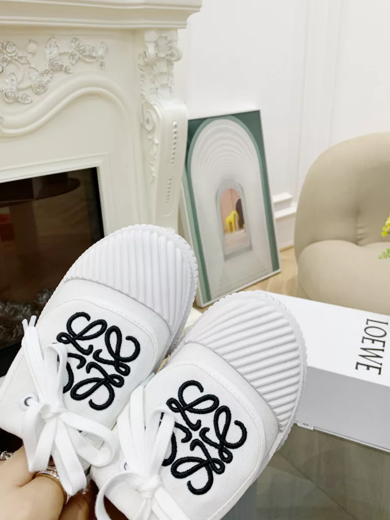 LOEWE 2021 early spring new embroidered canvas shoes cookie shoes, purchase the perfect development of this shoe design foreign fashion sense<br>Super cute fashionable ladies must-have item<br>Black, white, yellow, green<br>Upper: imported high-density canvas<br>Lining: cloth ➕ cowhide cushioned feet<br>Outsole: rubber outsole<br>Size: 35-40