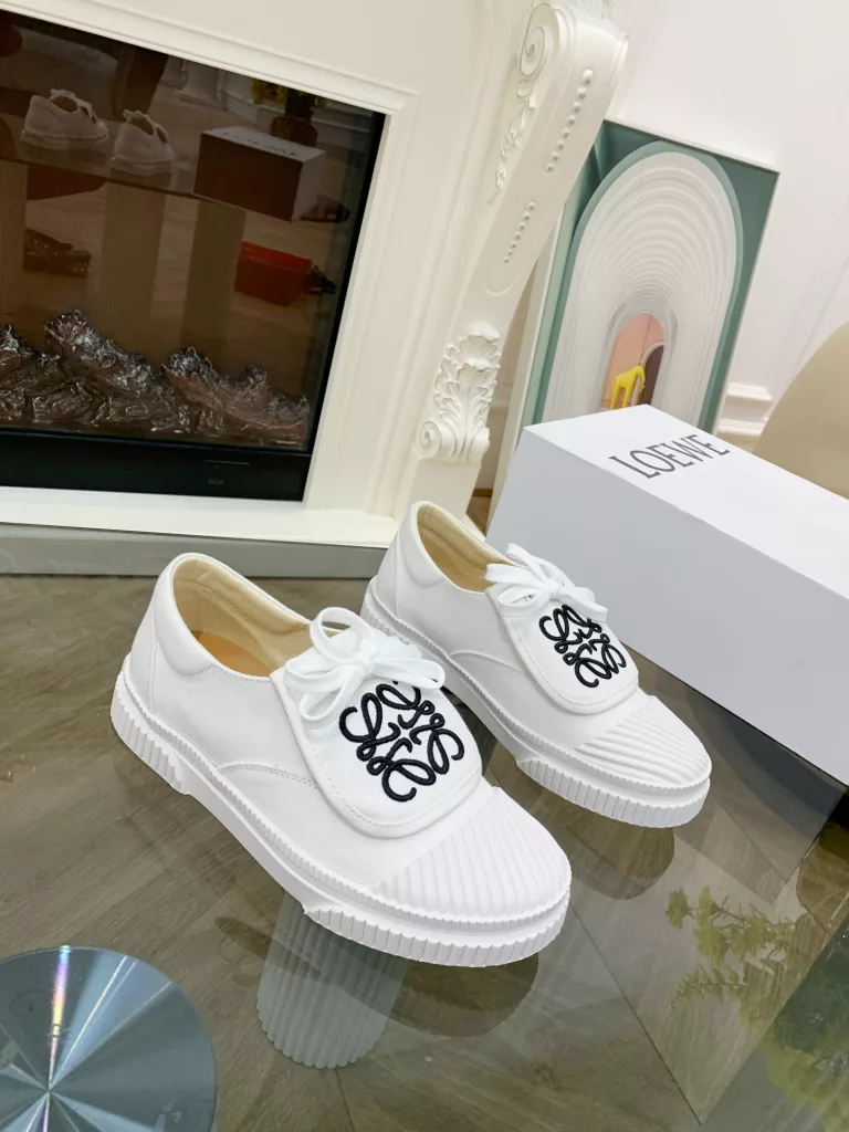 LOEWE 2021 early spring new embroidered canvas shoes cookie shoes, purchase the perfect development of this shoe design foreign fashion sense<br>Super cute fashionable ladies must-have item<br>Black, white, yellow, green<br>Upper: imported high-density canvas<br>Lining: cloth ➕ cowhide cushioned feet<br>Outsole: rubber outsole<br>Size: 35-40