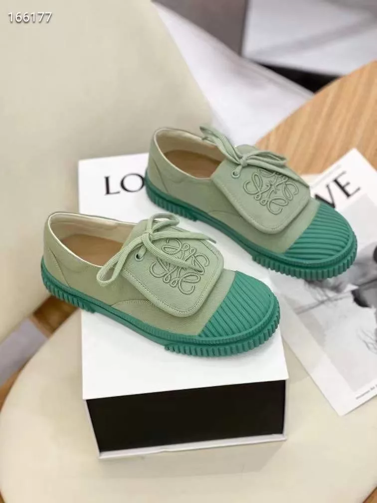 LOEWE 2021 early spring new embroidered canvas shoes cookie shoes, purchase the perfect development of this shoe design foreign fashion sense<br>Super cute fashionable ladies must-have item<br>Black, white, yellow, green<br>Upper: imported high-density canvas<br>Lining: cloth ➕ cowhide cushioned feet<br>Outsole: rubber outsole<br>Size: 35-40