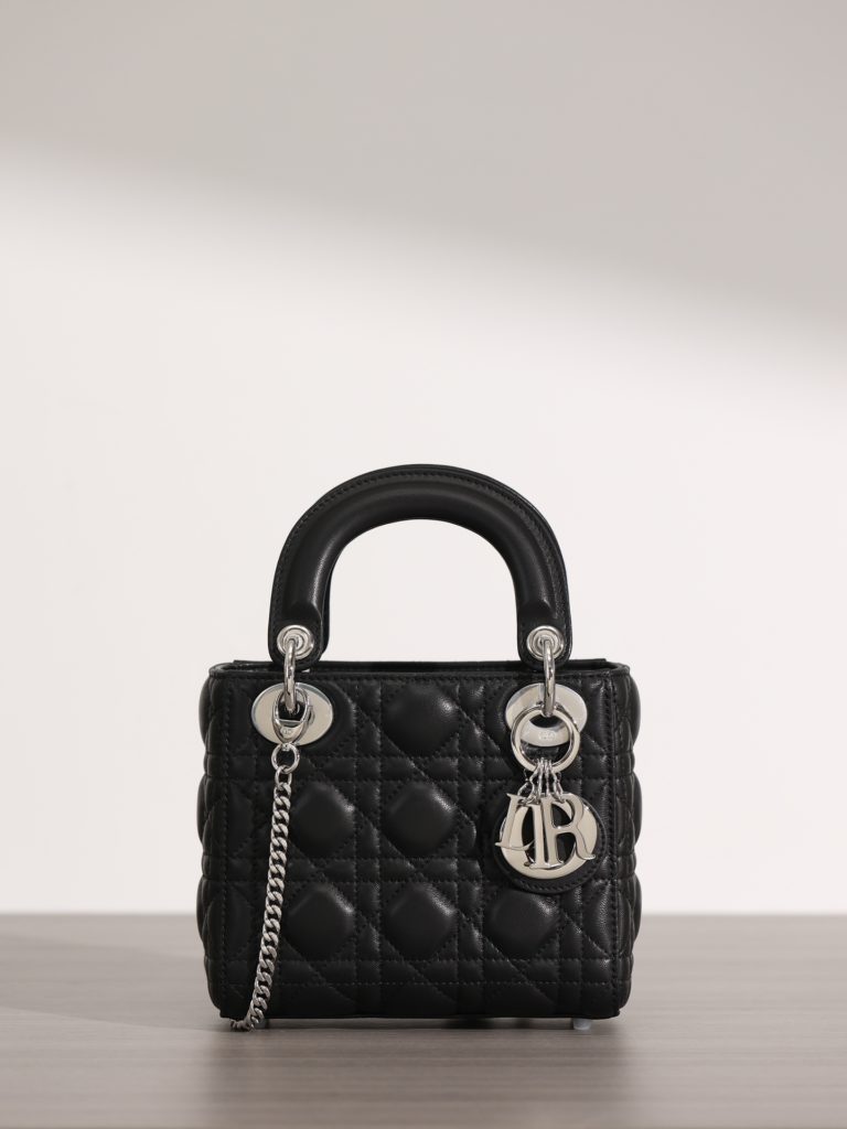 Mini LADY DIOR handbag<br>Black lamb leather rattan checkered silver buckle<br>Exclusive channel goods Exclusive original leather + original hardware assembly of channel goods<br>Size: 17 x 15 x 7 cm<br>This Lady Dior handbag focuses on Dior's profound insight into elegance and beauty.<br>Crafted from black lamb leather with striking quilted detailing in a vine check pattern, the elegant and classic design is timeless.<br>A silver-finish metal 