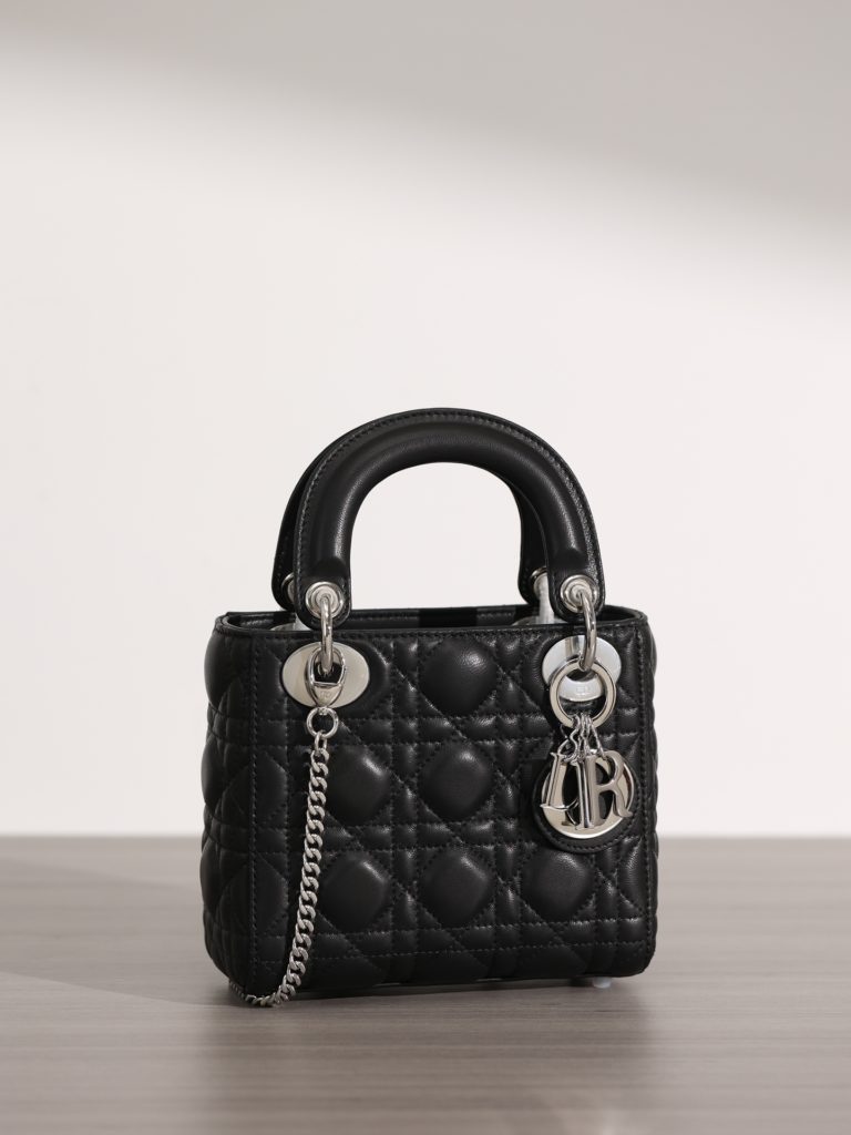 Mini LADY DIOR handbag<br>Black lamb leather rattan checkered silver buckle<br>Exclusive channel goods Exclusive original leather + original hardware assembly of channel goods<br>Size: 17 x 15 x 7 cm<br>This Lady Dior handbag focuses on Dior's profound insight into elegance and beauty.<br>Crafted from black lamb leather with striking quilted detailing in a vine check pattern, the elegant and classic design is timeless.<br>A silver-finish metal 