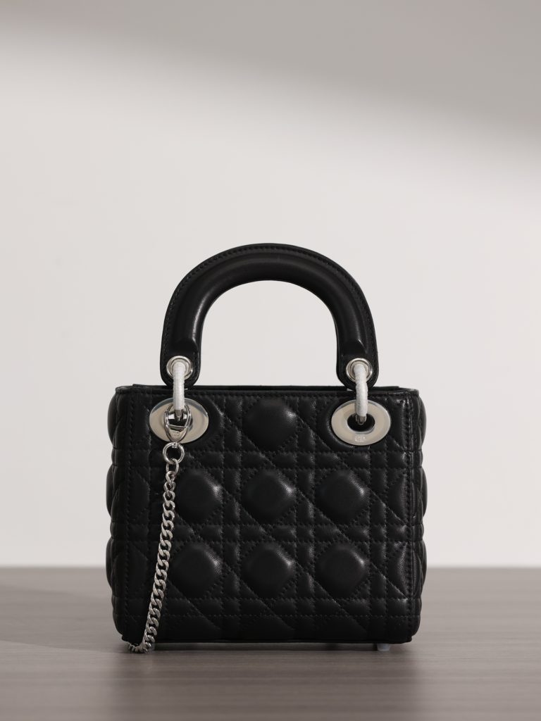 Mini LADY DIOR handbag<br>Black lamb leather rattan checkered silver buckle<br>Exclusive channel goods Exclusive original leather + original hardware assembly of channel goods<br>Size: 17 x 15 x 7 cm<br>This Lady Dior handbag focuses on Dior's profound insight into elegance and beauty.<br>Crafted from black lamb leather with striking quilted detailing in a vine check pattern, the elegant and classic design is timeless.<br>A silver-finish metal 