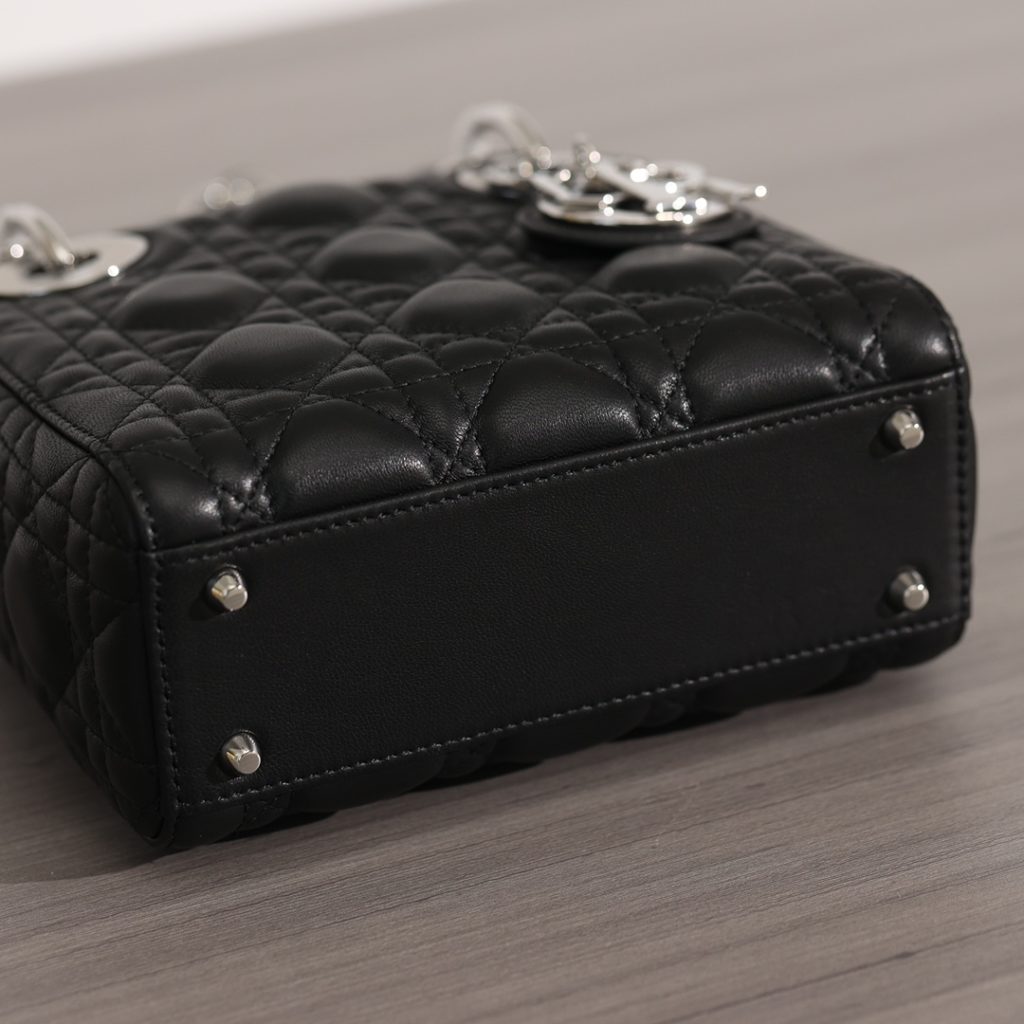 Mini LADY DIOR handbag<br>Black lamb leather rattan checkered silver buckle<br>Exclusive channel goods Exclusive original leather + original hardware assembly of channel goods<br>Size: 17 x 15 x 7 cm<br>This Lady Dior handbag focuses on Dior's profound insight into elegance and beauty.<br>Crafted from black lamb leather with striking quilted detailing in a vine check pattern, the elegant and classic design is timeless.<br>A silver-finish metal 