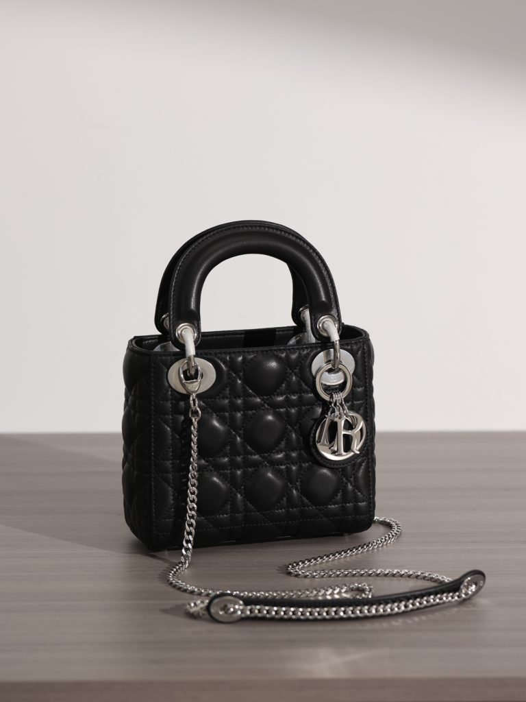 Mini LADY DIOR handbag<br>Black lamb leather rattan checkered silver buckle<br>Exclusive channel goods Exclusive original leather + original hardware assembly of channel goods<br>Size: 17 x 15 x 7 cm<br>This Lady Dior handbag focuses on Dior's profound insight into elegance and beauty.<br>Crafted from black lamb leather with striking quilted detailing in a vine check pattern, the elegant and classic design is timeless.<br>A silver-finish metal 