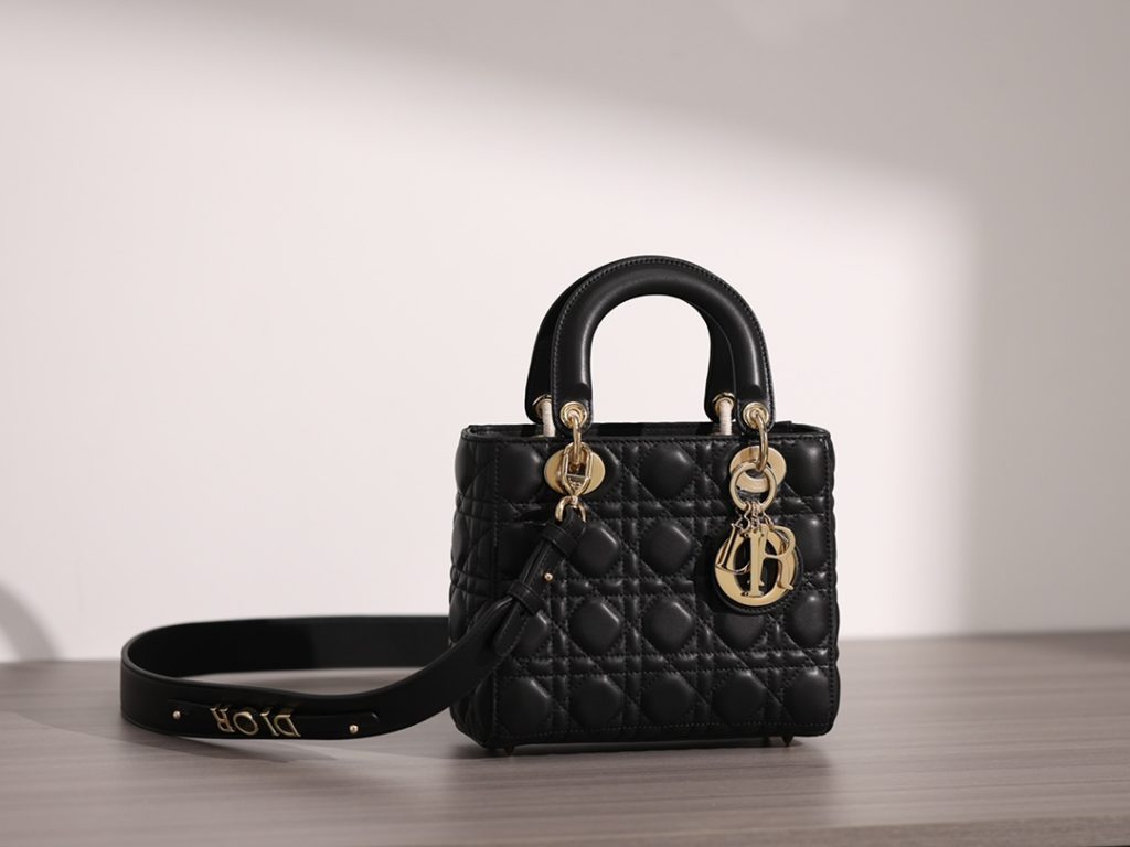 Small LADY DIOR MY ABCDIOR handbag<br>Black sheepskin rattan plaid<br>Exclusive Channel Dior Bag Four compartments Dior bag black sheepskin gold buckle<br>Size: 20 x 17 x 8 cm<br>This Lady Dior My ABCDior handbag focuses on Dior's profound insight into elegance and beauty.<br>Crafted from black lamb leather with striking quilted detailing in a vine check pattern, the chic and elegant design is timeless.<br>The light gold finish metal D.I.O.R. charm is an elegant touch.<br>The small, chic design features a shoulder strap that can be adorned with a badge to show off your personality, and can be carried or slung.<br>The wide, adjustable shoulder strap includes three badges for a personalized look. A total of six badges are available for decoration.<br>Interior zippered pocket<br>Additional embroidered straps available<br>Dust bag included<br>Exclusive high quality packaging