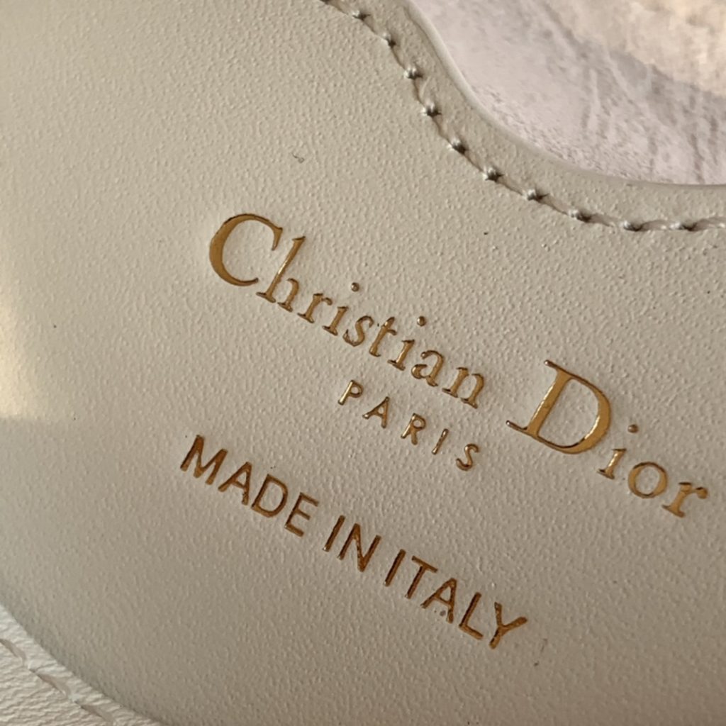 Size: 22 x 13 x 5 CM milk white<br>bobby underarm bag! Overseas channel goods, original raw materials, superb texture! This Dior Bobby East-West Crescent handbag is a new single product of this season, using cream glossy cow leather elaborate, suede lining adds soft texture, from the bag shape to leather texture are too love, the shoulder strap can be removed easily achieve a bag multi-purpose, as a shoulder bag, slanting collapse bag, handbag can be, with concave modelling properly versatile. The style is as simple and advanced as ever, simply exquisite and elegant woman must have!