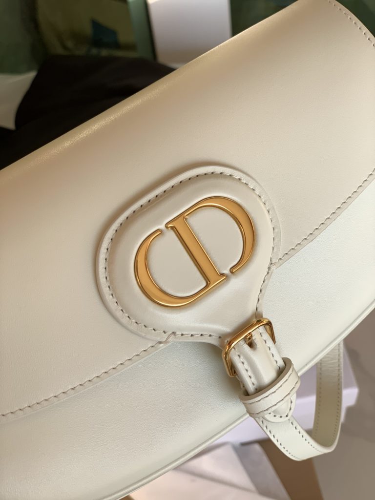 Size: 22 x 13 x 5 CM milk white<br>bobby underarm bag! Overseas channel goods, original raw materials, superb texture! This Dior Bobby East-West Crescent handbag is a new single product of this season, using cream glossy cow leather elaborate, suede lining adds soft texture, from the bag shape to leather texture are too love, the shoulder strap can be removed easily achieve a bag multi-purpose, as a shoulder bag, slanting collapse bag, handbag can be, with concave modelling properly versatile. The style is as simple and advanced as ever, simply exquisite and elegant woman must have!