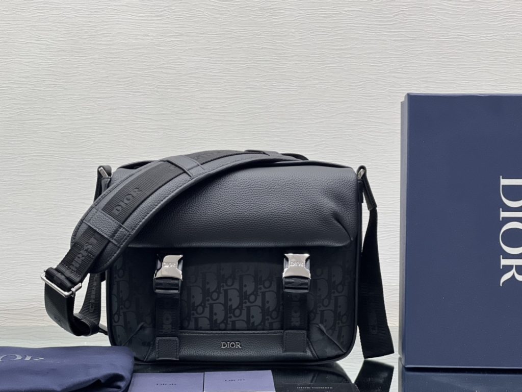 This Dior Explorer messenger bag takes inspiration from a classic design and revitalizes it with a haute couture twist. Crafted from black technical fabric, it is adorned with an Oblique Mirage print and embellished with multiple logos and 