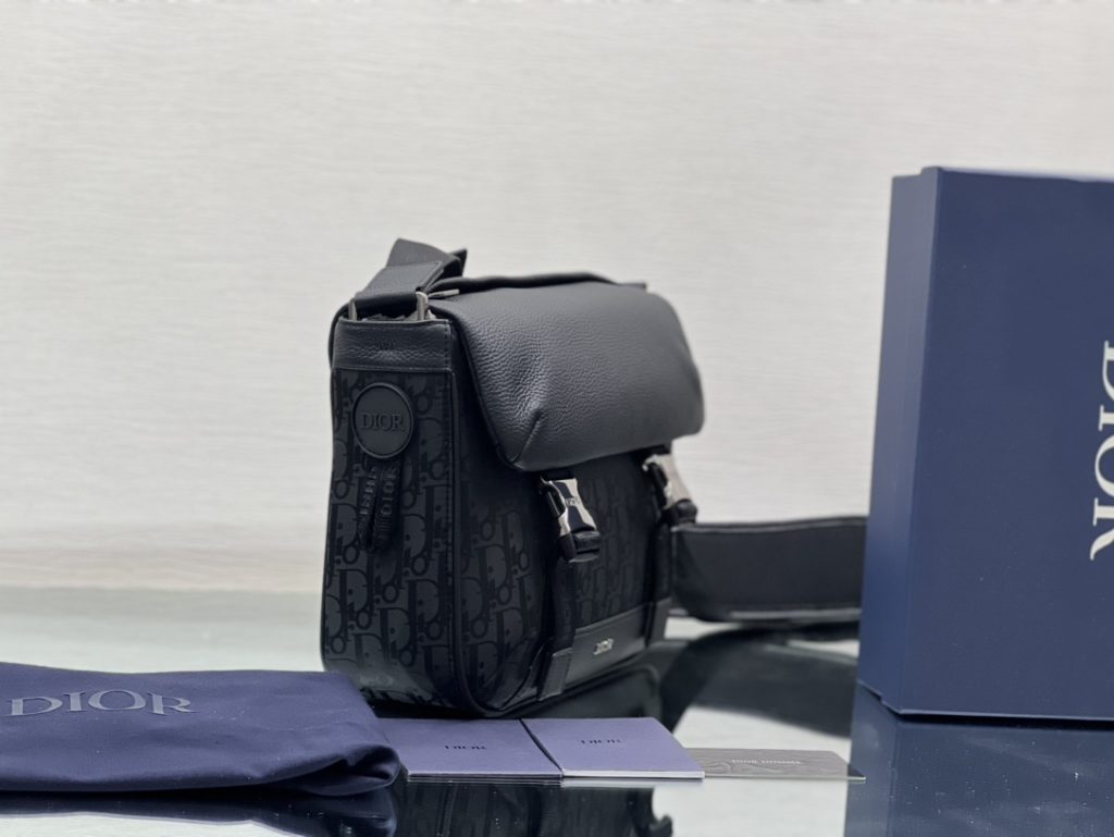 This Dior Explorer messenger bag takes inspiration from a classic design and revitalizes it with a haute couture twist. Crafted from black technical fabric, it is adorned with an Oblique Mirage print and embellished with multiple logos and 