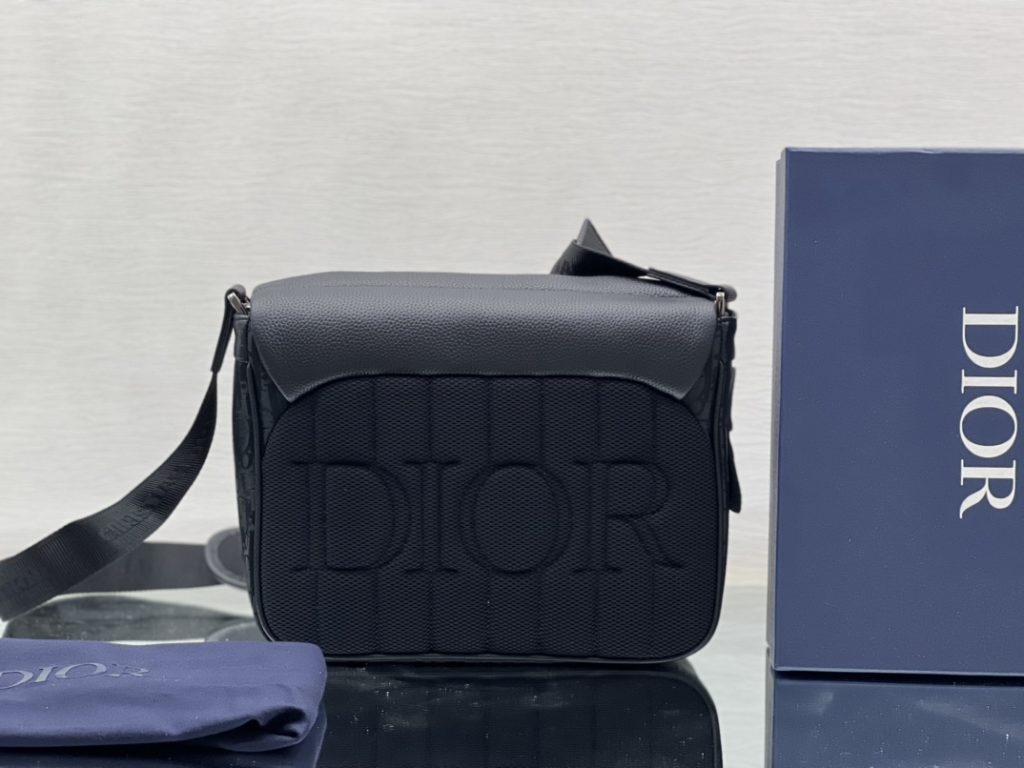 This Dior Explorer messenger bag takes inspiration from a classic design and revitalizes it with a haute couture twist. Crafted from black technical fabric, it is adorned with an Oblique Mirage print and embellished with multiple logos and 