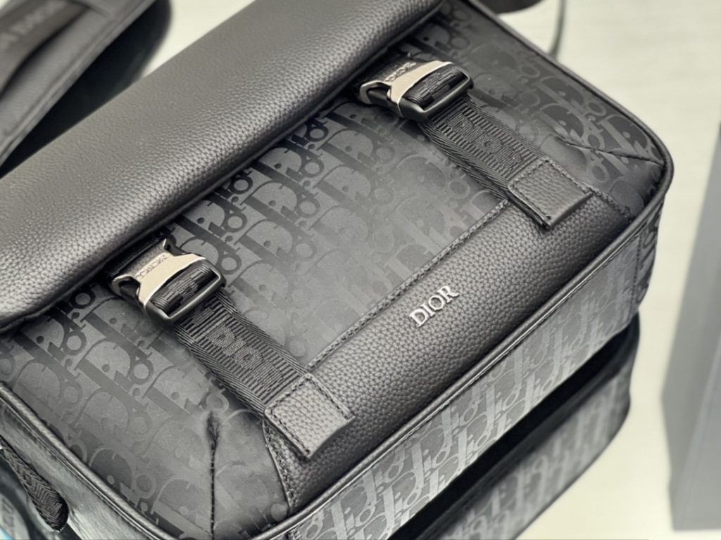 This Dior Explorer messenger bag takes inspiration from a classic design and revitalizes it with a haute couture twist. Crafted from black technical fabric, it is adorned with an Oblique Mirage print and embellished with multiple logos and 