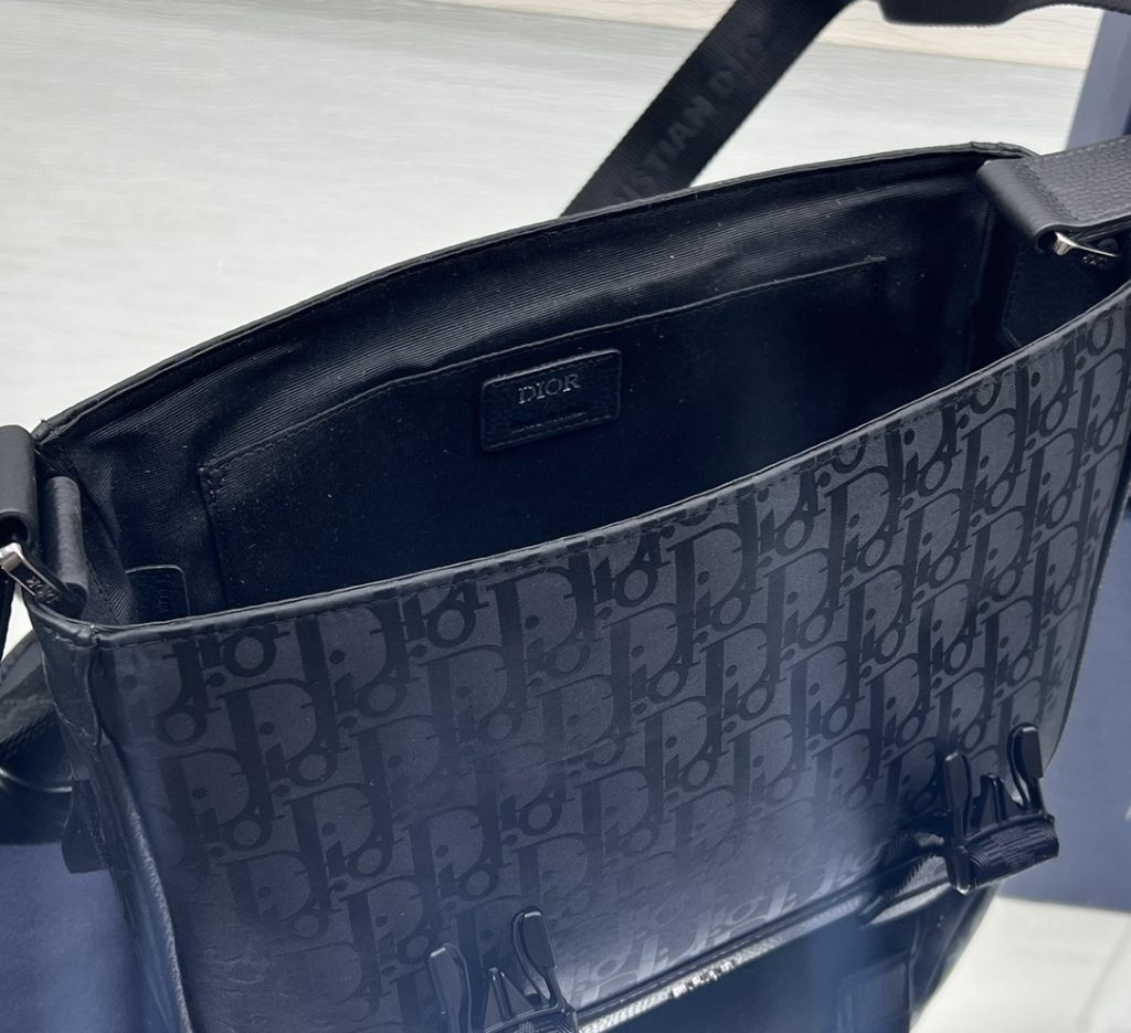 This Dior Explorer messenger bag takes inspiration from a classic design and revitalizes it with a haute couture twist. Crafted from black technical fabric, it is adorned with an Oblique Mirage print and embellished with multiple logos and 