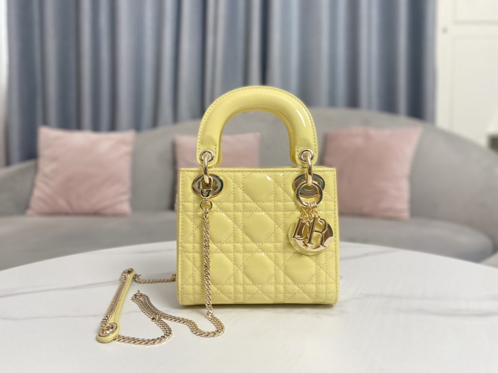 Chicks yellow patent leather / gold buckle ~ Lady Dior mini original high quality, classic three compartments patent leather calfskin, can be hand-carried or shoulder or crossbody, size: 17cm / chain 120cm super fairy color impeccable