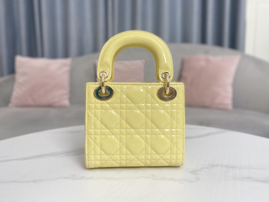 Chicks yellow patent leather / gold buckle ~ Lady Dior mini original high quality, classic three compartments patent leather calfskin, can be hand-carried or shoulder or crossbody, size: 17cm / chain 120cm super fairy color impeccable