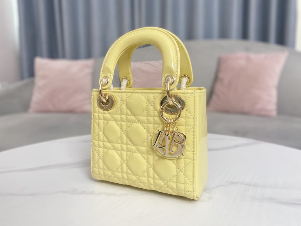 Chicks yellow patent leather / gold buckle ~ Lady Dior mini original high quality, classic three compartments patent leather calfskin, can be hand-carried or shoulder or crossbody, size: 17cm / chain 120cm super fairy color impeccable