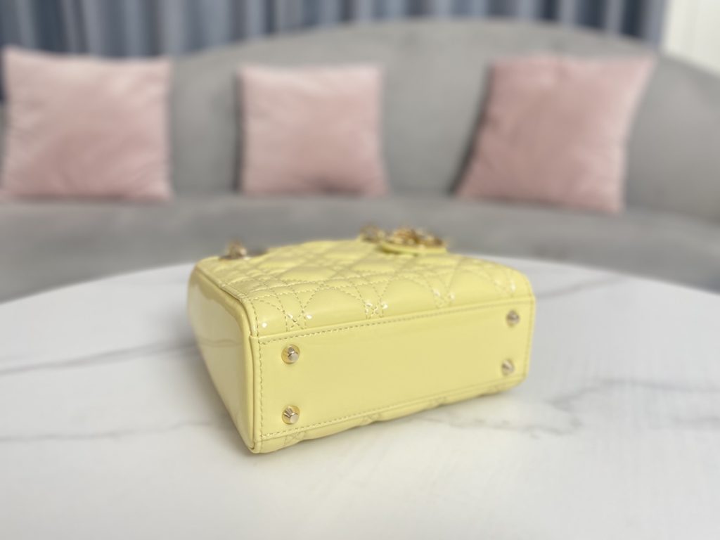 Chicks yellow patent leather / gold buckle ~ Lady Dior mini original high quality, classic three compartments patent leather calfskin, can be hand-carried or shoulder or crossbody, size: 17cm / chain 120cm super fairy color impeccable