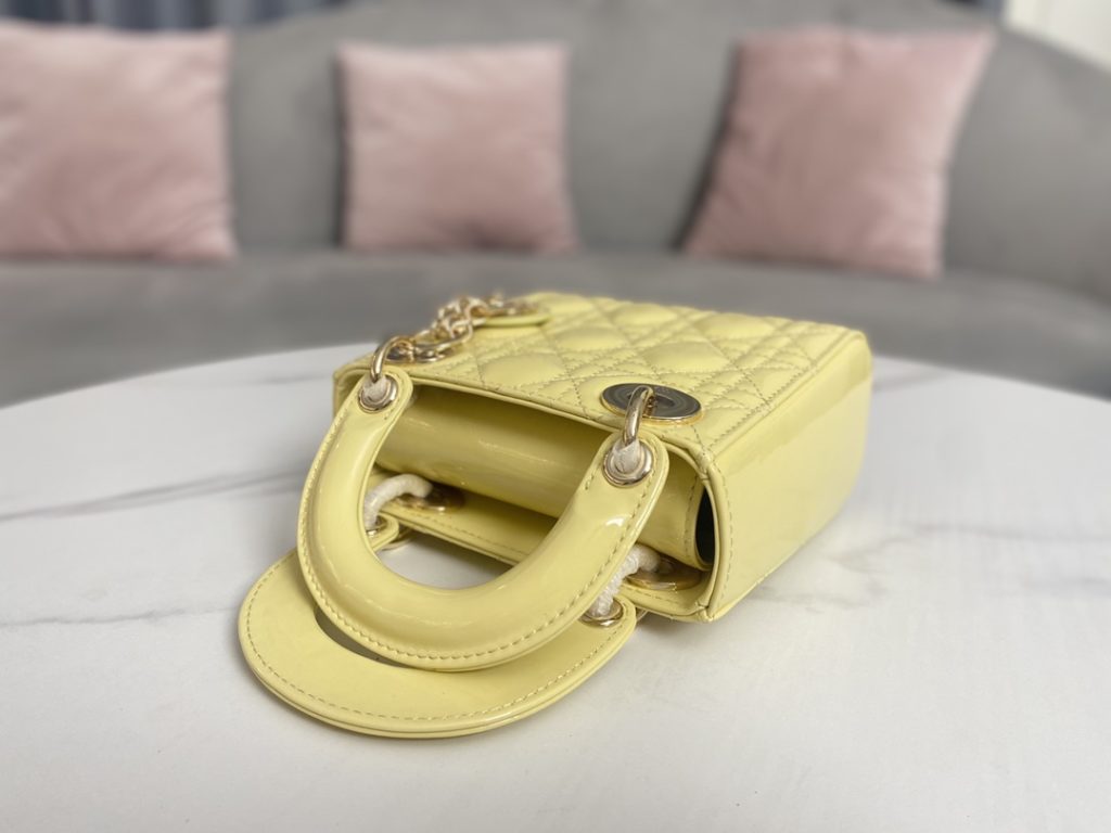 Chicks yellow patent leather / gold buckle ~ Lady Dior mini original high quality, classic three compartments patent leather calfskin, can be hand-carried or shoulder or crossbody, size: 17cm / chain 120cm super fairy color impeccable