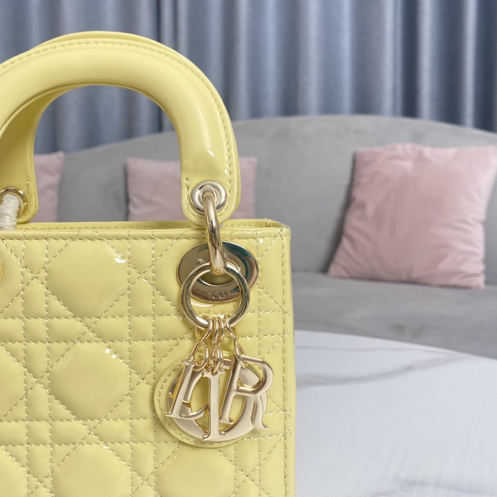 Chicks yellow patent leather / gold buckle ~ Lady Dior mini original high quality, classic three compartments patent leather calfskin, can be hand-carried or shoulder or crossbody, size: 17cm / chain 120cm super fairy color impeccable