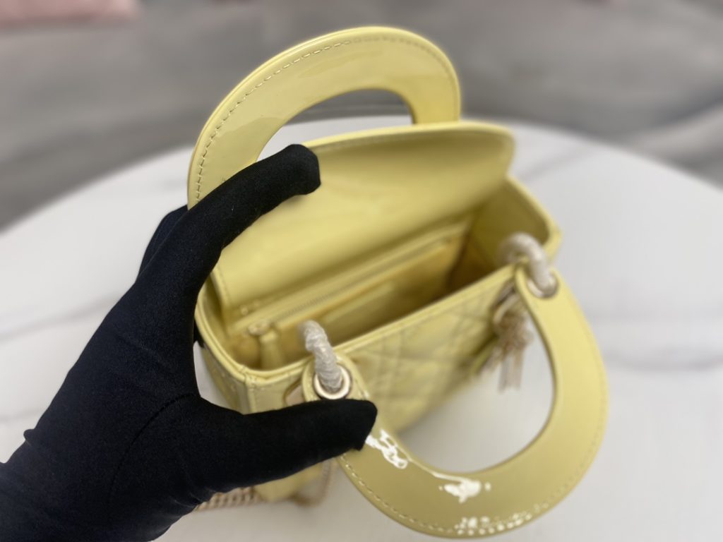 Chicks yellow patent leather / gold buckle ~ Lady Dior mini original high quality, classic three compartments patent leather calfskin, can be hand-carried or shoulder or crossbody, size: 17cm / chain 120cm super fairy color impeccable