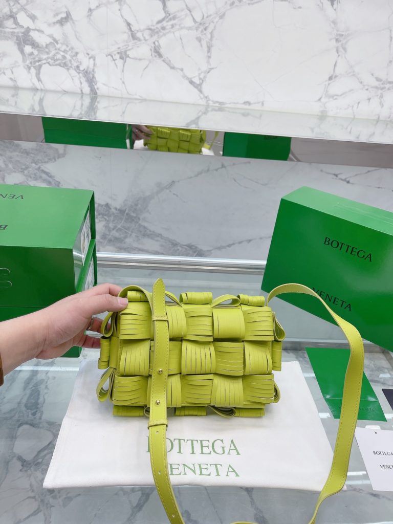 size: 22 14cm Bottega Veneta cassette Bv pillow bag! SpongeBob! Delicate smooth  The most important thing is the fluffiness of the whole bag. Really fashionable essence sisters must enter