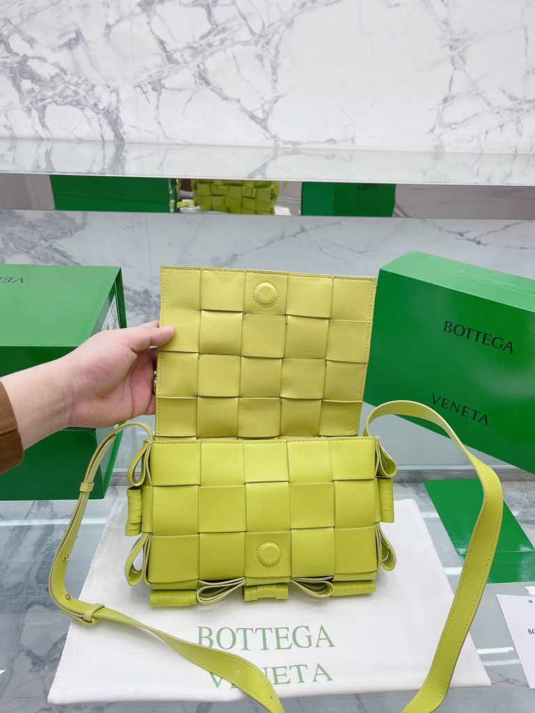 size: 22 14cm Bottega Veneta cassette Bv pillow bag! SpongeBob! Delicate smooth  The most important thing is the fluffiness of the whole bag. Really fashionable essence sisters must enter