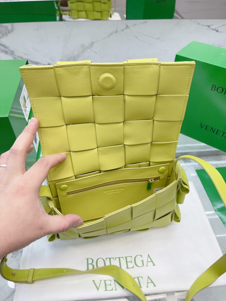 size: 22 14cm Bottega Veneta cassette Bv pillow bag! SpongeBob! Delicate smooth  The most important thing is the fluffiness of the whole bag. Really fashionable essence sisters must enter